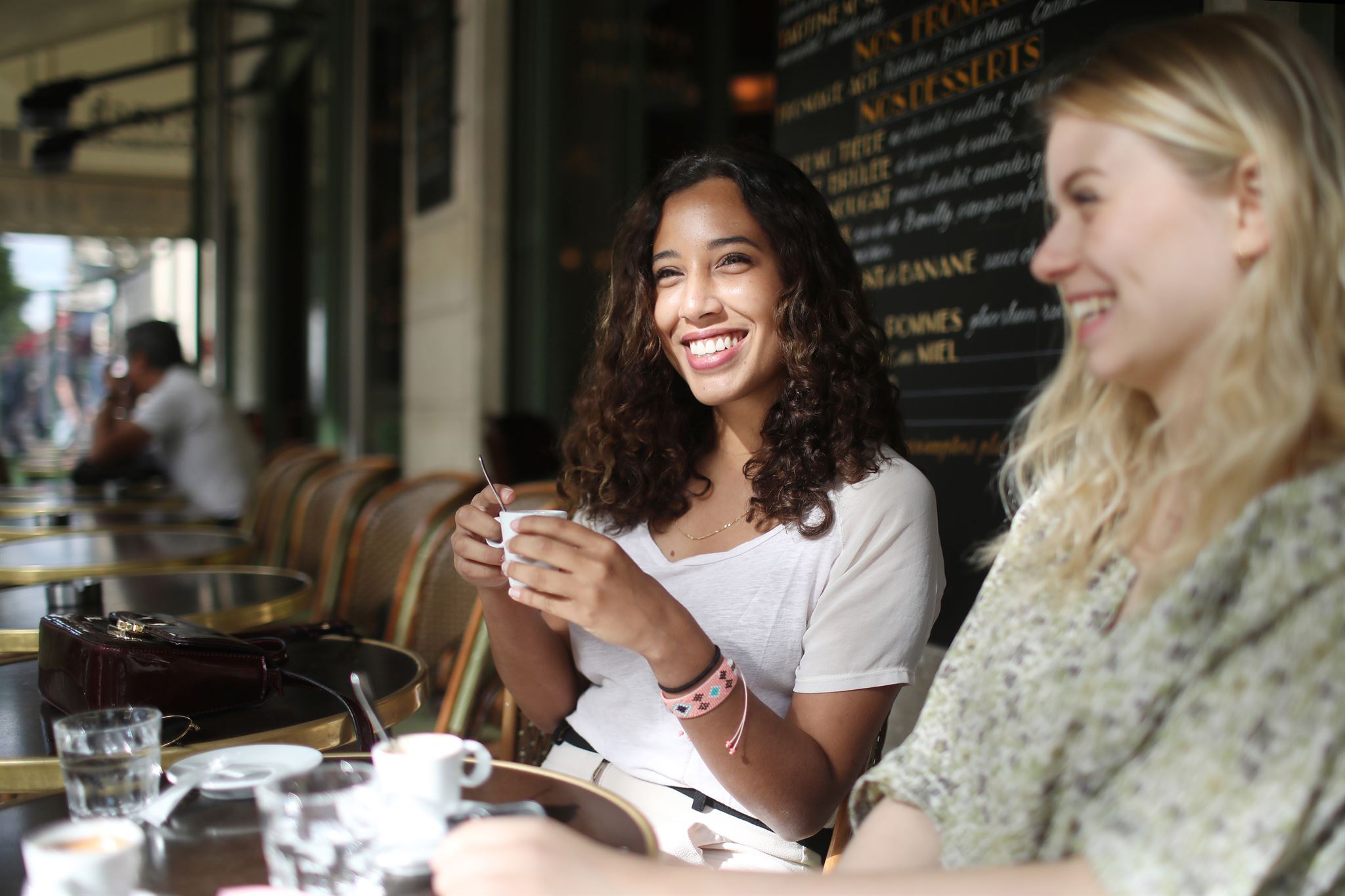 Women-enjoying-coffee-at-outdoor-café